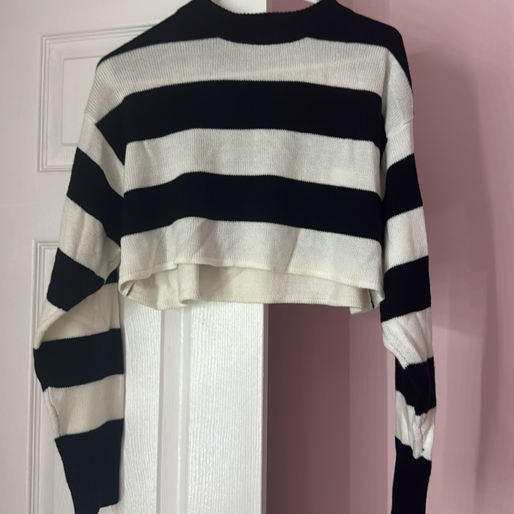 Cropped , warm, cute knit sweater . Great for all seasons , besides summer 😉